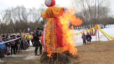 Чучело Масленицы сожгли на Центральной площади Ижевска // ИА Сусанин -  проверенные новости Ижевска и Удмуртии, факты и описания событий.