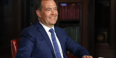 Дмитрий Медведев пошел в премьеры с повышения пенсионного возраста -  Коммерсантъ