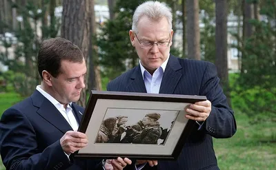 Медведев считает, что действующему президенту США ничего не мешает  переизбраться. | Politiki.net | Дзен