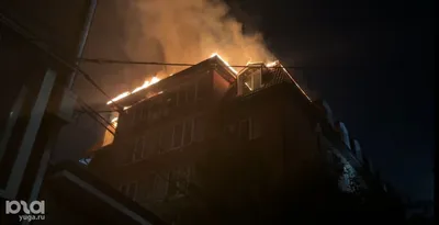 Огонь мог распространиться дальше. В Магнитогорске ночью загорелась кровля  жилого дома, уйти пришлось 44 жильцам | Верстов.Инфо