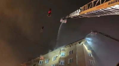 Во Владивостоке у подъезда жилого дома ночью вспыхнула ёлка