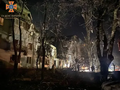 В Первоуральске на крыше жилого дома вспыхнул пожар. Видео