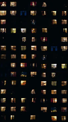 Ночные Окна Многоэтажного Дома Светящиеся И Темные Окна В Жилом Доме —  стоковые фотографии и другие картинки Абстрактный - iStock