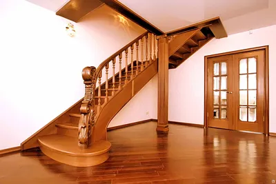 Деревянная лестница на 2 этаж в доме из бревна