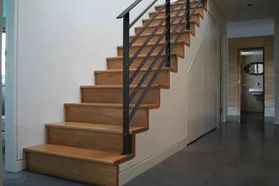 Крутая лестница с удобными ступеньками в доме | Градиус