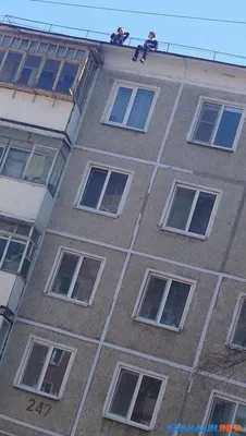 В Красноярске из окна пятиэтажного дома выпал 6-летний ребенок