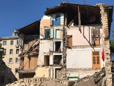 В Актау мужчина выкидывал строительный мусор с крыши пятиэтажного дома