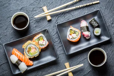 Поднос с вкусными суши роллы на столе, крупным планом :: Стоковая  фотография :: Pixel-Shot Studio
