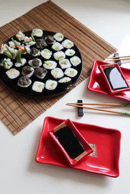 Тарелка с вкусными суши роллами и соусом на деревянном столе :: Стоковая  фотография :: Pixel-Shot Studio