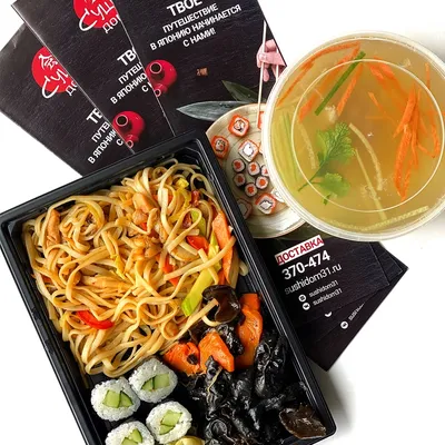 Веганские блюда японская еда суши и роллы доставка еды на дом на столе  лежат две порции веганских роллов на черных тарелках concept food | Премиум  Фото