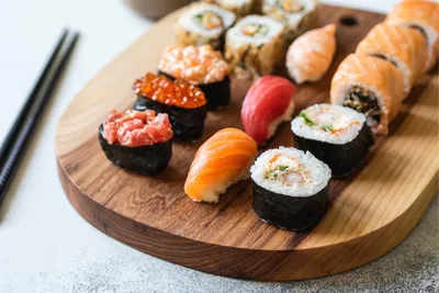 Сколько хранятся суши и роллы после приготовления?