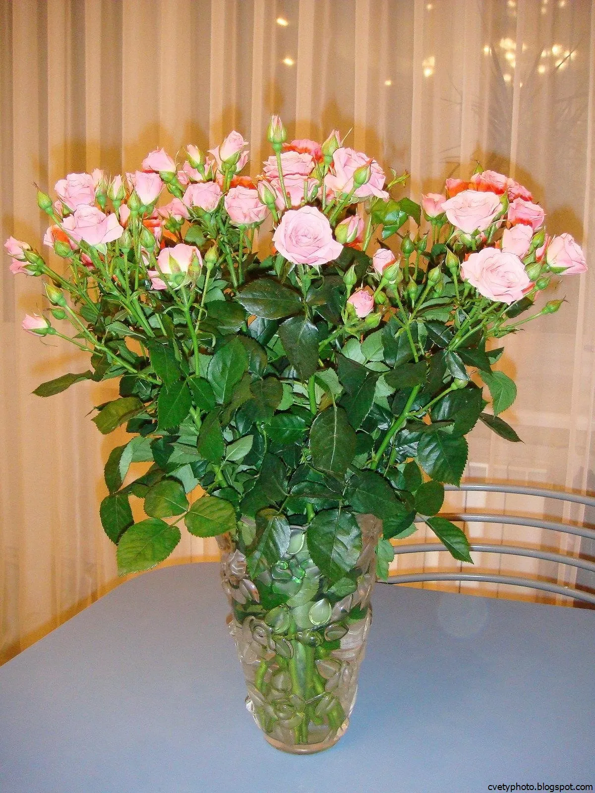 Условия для роз в вазе