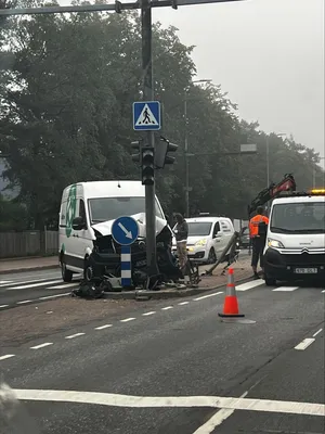 ФОТО | Фургон Bolt Drive врезался в Таллинне в светофор - Delfi RUS