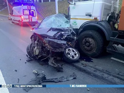 Молодой таксист на электромобиле врезался в мусоровоз в Минске -  01.10.2023, Sputnik Беларусь