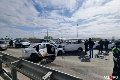 ГАЛЕРЕЯ ⟩ Водитель, разбивший арендованный автомобиль Bolt, скрылся с места  происшествия