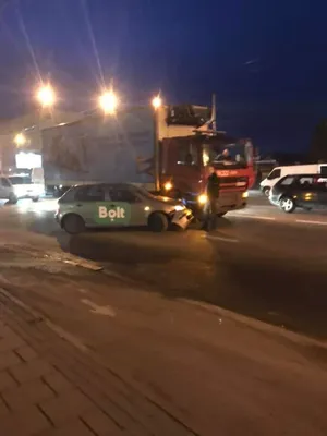 В Иманте таксист вызвал ДТП и сбежал: но за ним погнались пострадавшие -  Press.lv