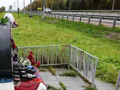 Фото: Место гибели В. Харламова, жанровая скульптура, Московская область,  Ленинградское шоссе — Яндекс Карты