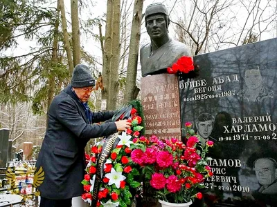 В Москве почтили память Валерия Харламова - Кривое-зеркало.ру