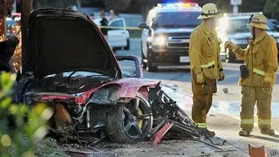 Очевидцы сняли, как актер Пол Уокер горел в красном Porsche // Новости НТВ