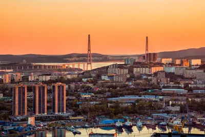 вид ночного города с высоты. высокие дома с панорамными окнами и  покрашенными фасадами. летательный аппарат, предупреждающий о дом Стоковое  Фото - изображение насчитывающей столично, дом: 254786560