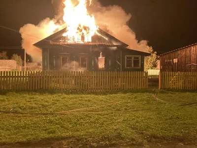 На видео попало тушение полностью сгоревшего дома под Волгоградом