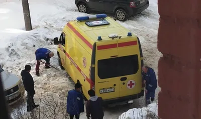 Толкать помогали прохожие»: в Новосибирске скорая помощь застряла в снегу  во дворе дома - KP.RU