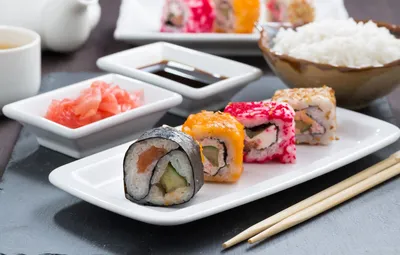 Поднос с вкусными суши роллы на столе, крупным планом :: Стоковая  фотография :: Pixel-Shot Studio