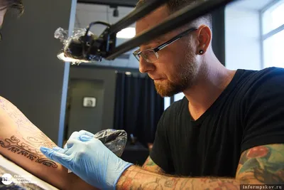 Бить или не бить: татуировщики – о трендах индустрии, выборе мастера и  сведении рисунков | GQ Россия