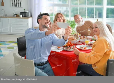 столик установлен для небольшого ужина дома или ресторана с медитерранскими  морепродуктами и вином Стоковое Изображение - изображение насчитывающей  празднично, среднеземноморск: 233077239