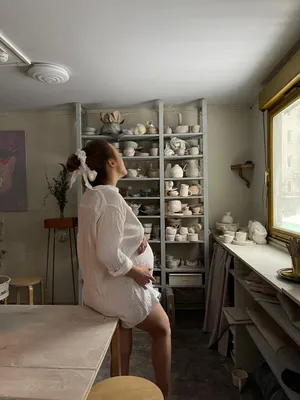 Обои на рабочий стол Босая девушка Наденька в ночной рубашке стоит у стены  дома с окном рядом с куклой, фотограф Киселева Ольга, обои для рабочего  стола, скачать обои, обои бесплатно