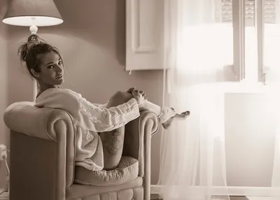 Красивая молодая женщина в теплом свитере сидит на диване у себя дома ::  Стоковая фотография :: Pixel-Shot Studio