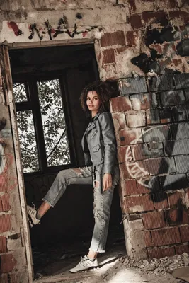 Woman photo shoot in an abandoned building | Фотосессия, Фотографии  подростков, Фотосессии подростков