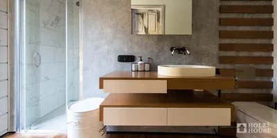Интерьер современной ванной комнаты с окном в частном доме Стоковое  Изображение - изображение насчитывающей кром, гигиена: 158090181