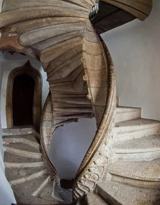 Винтовая лестница – это не только элемент конструкции дома, экономящий  пространство, но и особый предмет, подчеркивающий его особую  индивидуальность Гласстрой
