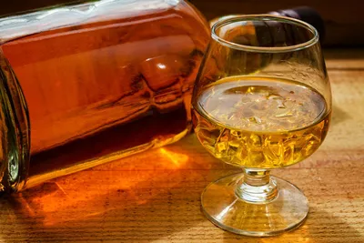 Winehelp - \"Ultis\" — первый купажированный солодовый шотландский виски Дома  Chivas Regal. Этот исключительный виски, который производитель называет  сердцем и душой Чивас Ригал, символизирует пять поколений  мастеров-дистилляторов, которые поддерживали и ...