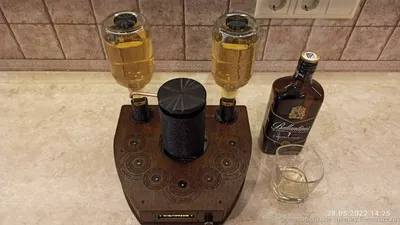 Два стакана виски и сигар на деревянном столе | Премиум Фото