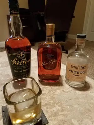 Стеклянная бутылка Виски 500мл с завинчивающейся крышкой и принтом Whisky