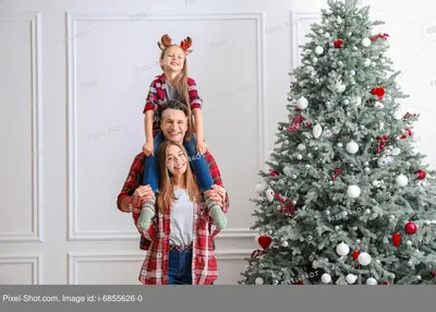 Счастливая семья возле красивой елки дома :: Стоковая фотография ::  Pixel-Shot Studio