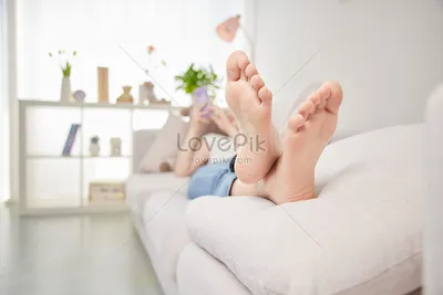 Нога ` S женщины ушибает, боль в пятке, массаж женских ног Стоковое  Изображение - изображение насчитывающей ацетона, корча: 124622785