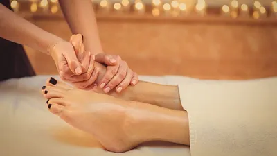 Повреждения ног женщины, боль в ноге, массаж женских ног Стоковое  Изображение - изображение насчитывающей ацетона, нога: 154483337