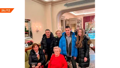 Вся семья на одном фото: доктор Мясников позировал с женой, сыном и его  девушкой по просьбе своей коллеги Малышевой