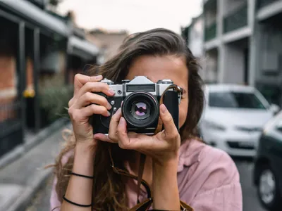 Мужчина-фотограф с фотоаппаратом делает снимок в темноте копией  пространства | Премиум Фото