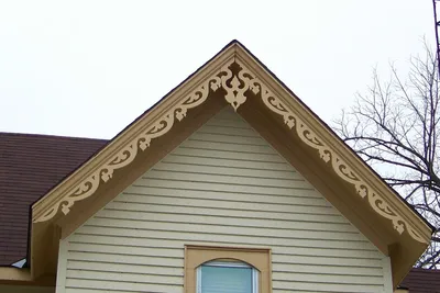 Необычные проекты домов: реконструкция коттеджа с деревянным фронтоном