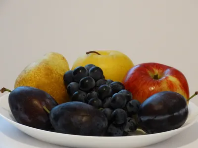 Черно-белый фрукты на столе Стоковое Фото - изображение насчитывающей то,  различно: 185731690