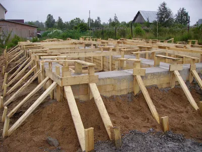 Какой лучше фундамент для дома из бруса: как выбрать оптимальный фундамент  для брусового дома | Грандсваи