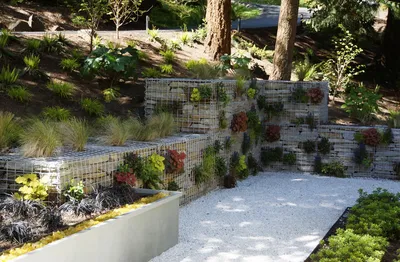 Габионы на даче – 40 фото и простые идеи для габиона своими руками | Patio,  Garden design, Outdoor table settings