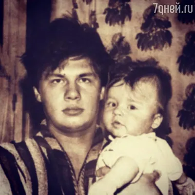 Сбросил вес на нервах? Гарик Харламов на фотографии с дочерью выглядит  похудевшим
