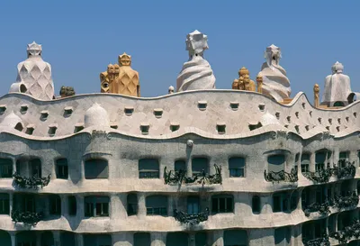 Путешествия | Санкт-Петербург - Дом Бальо – сказочное творение Антонио Гауди  с мифическим сюжетом. Барселона, Испания. #españa #barcelona #турыизспб  #турагентствоспб #интересныеместа #круизы | Facebook