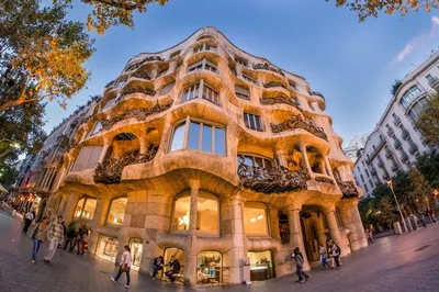 Турагентство \"Каталея\" - 📍Барселона, Испания.🇪🇸 ⠀ Дом Бальо в Барселоне  (или Дом Батло) занимает почетное место среди уникальных творений  каталонского архитектора Антонио Гауди. ⠀ Дом Бальо является одной из  главных достопримечательностей Барселоны.