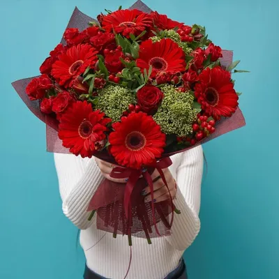 Красные герберы с розами в букете за 11 690 руб. | Бесплатная доставка  цветов по Москве